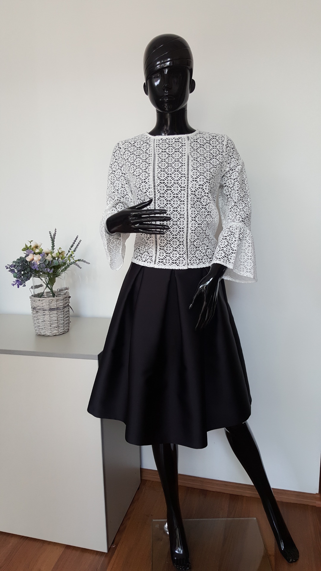 Bluza alba dantela – cod 108.393; Fusta neagra – cod 104.125